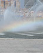 晉陽湖噴泉
　　晉陽湖公園是城市綜合型生態(tài)濱水公園，其景觀工程分為10大區(qū)域，有生態(tài)自然游覽區(qū)、僑鄉(xiāng)文化廣場(chǎng)區(qū)、古厝文化體驗(yàn)區(qū)、濕地生態(tài)科普區(qū)、城市文化廣場(chǎng)區(qū)、生態(tài)島休閑區(qū)、山林沙地游玩區(qū)和水上活動(dòng)區(qū)。 